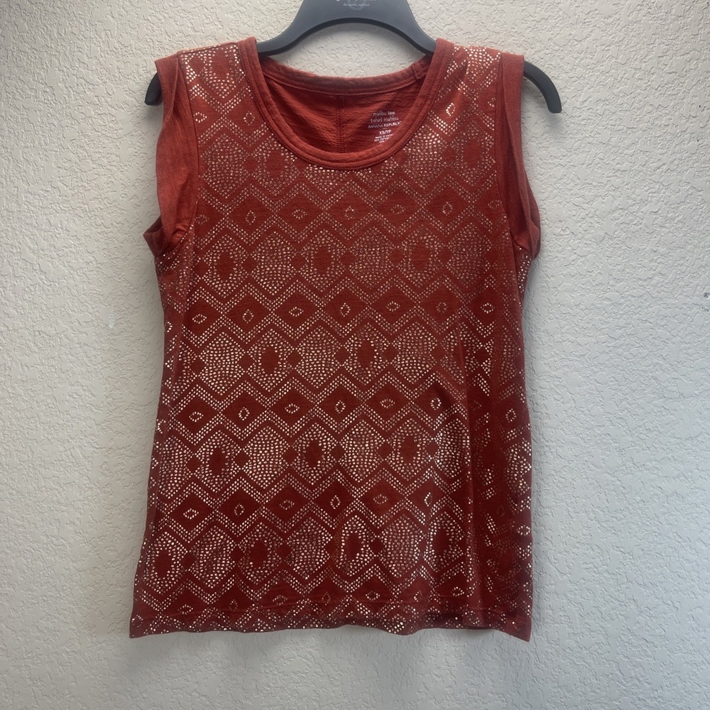 Banana Republic Malibu Tee Womens XS Rust Red Metallic Geometric Short Sleeve